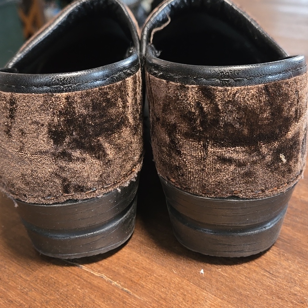 Dansko Brown Velvet Women's Professinal Clogs Size 39 - Picture 3 of 8